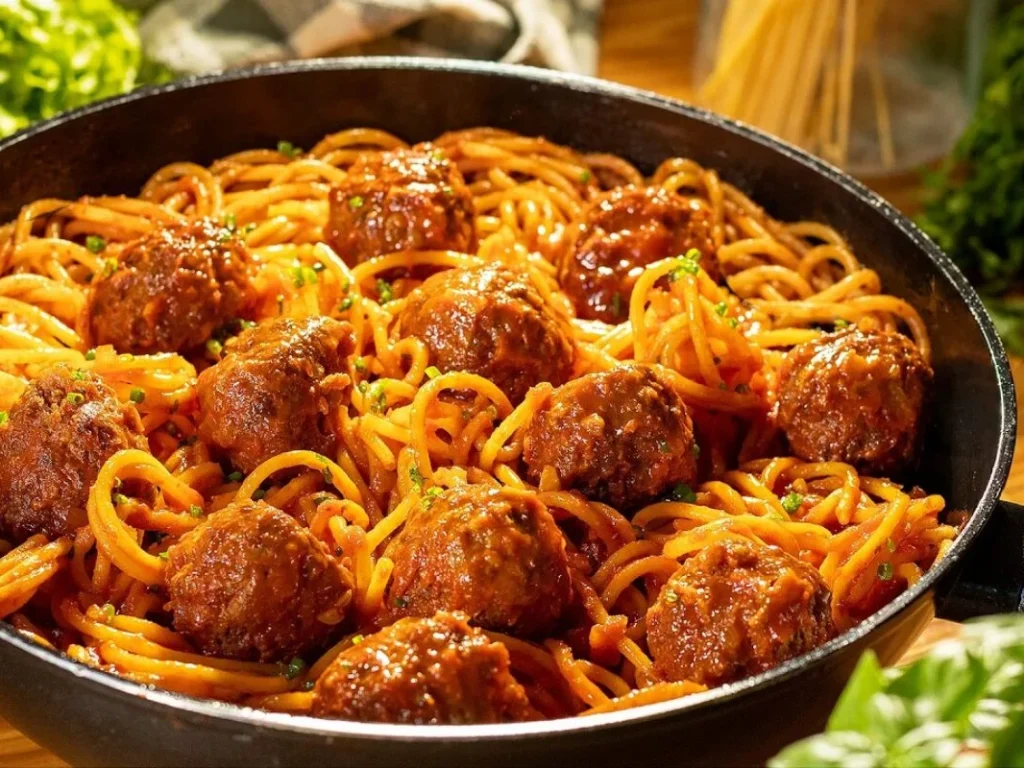Almoço de domingo fácil e muito econômico: Frango ao molho de tomate com arroz branco