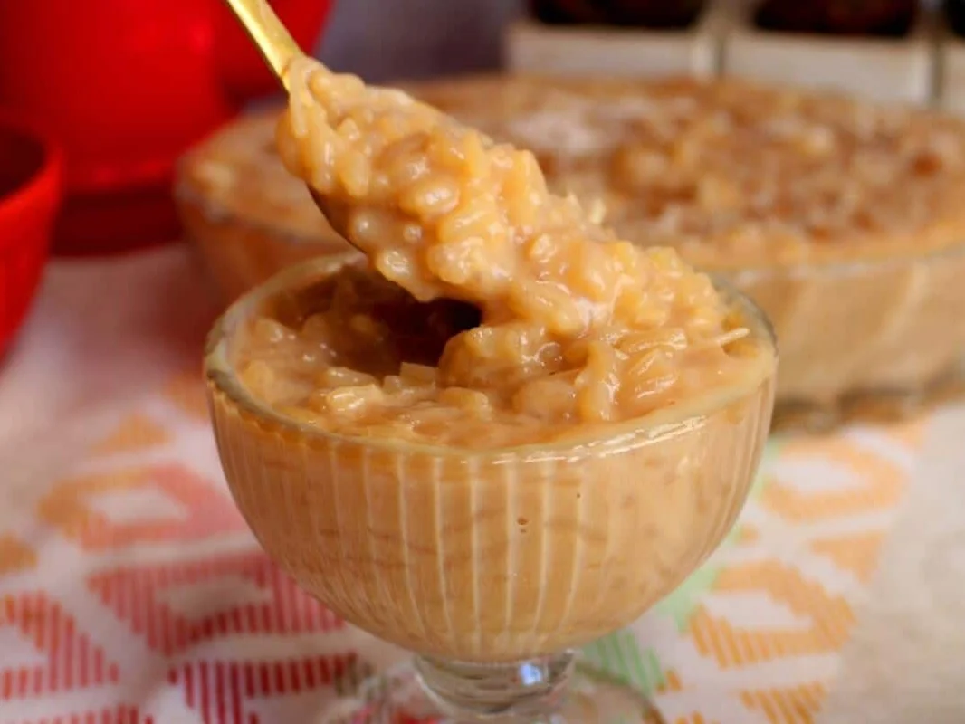 Arroz-doce moreno cremoso com sabor de caramelo