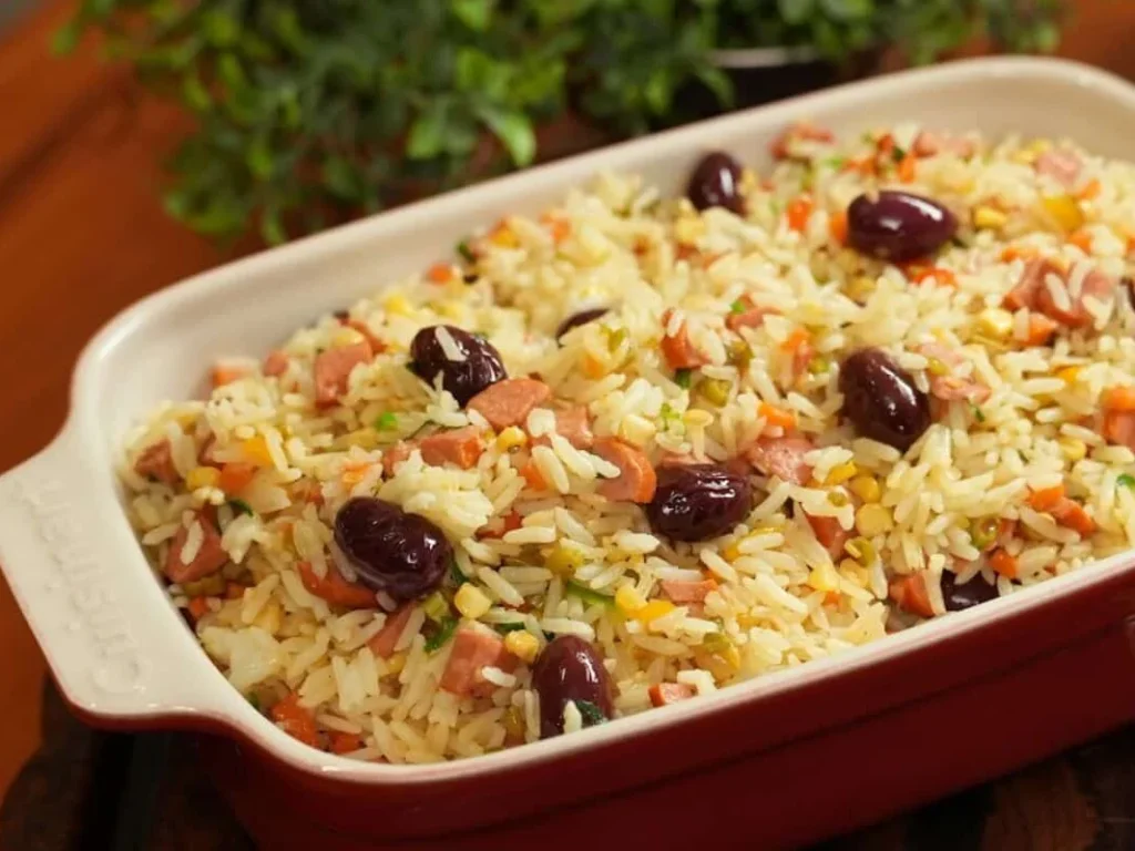 Arroz temperado com salsicha e legumes