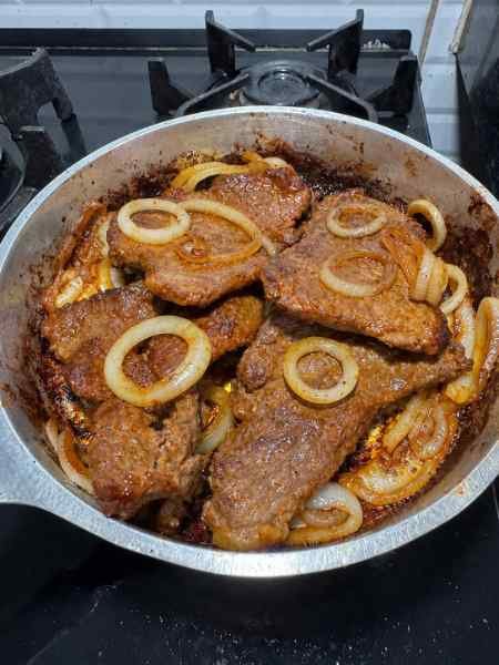Bife acebolado pronto para servir