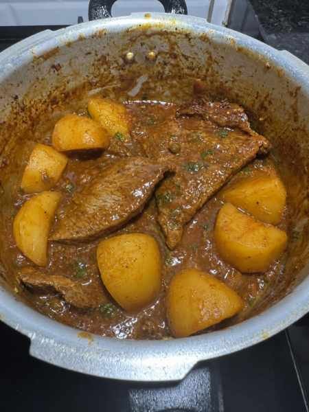 Bife ao molho com batatas