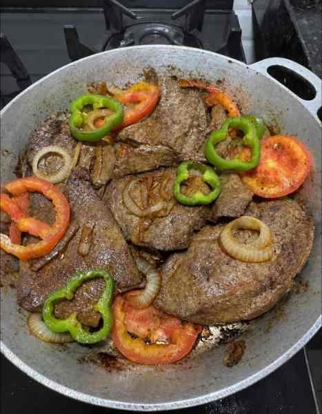 Bife de fígado com cebola, tomate e pimentão pronto para servir