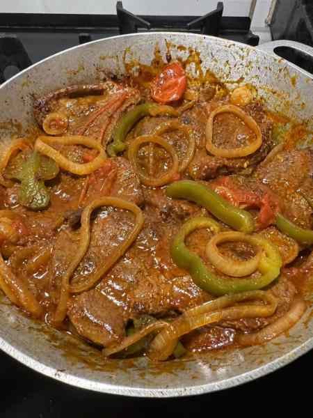 Bife no molho delicioso pronto para servir