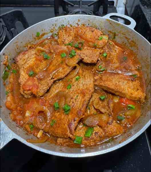 Bife no molho pronto para servir