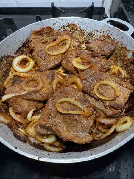 Bifes acebolados fácil pronto para servir