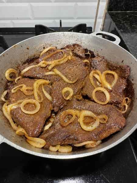 Bifes acebolados pronto para servir