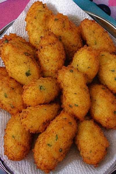 Bolinho de sobra de arroz crocante servido em prato