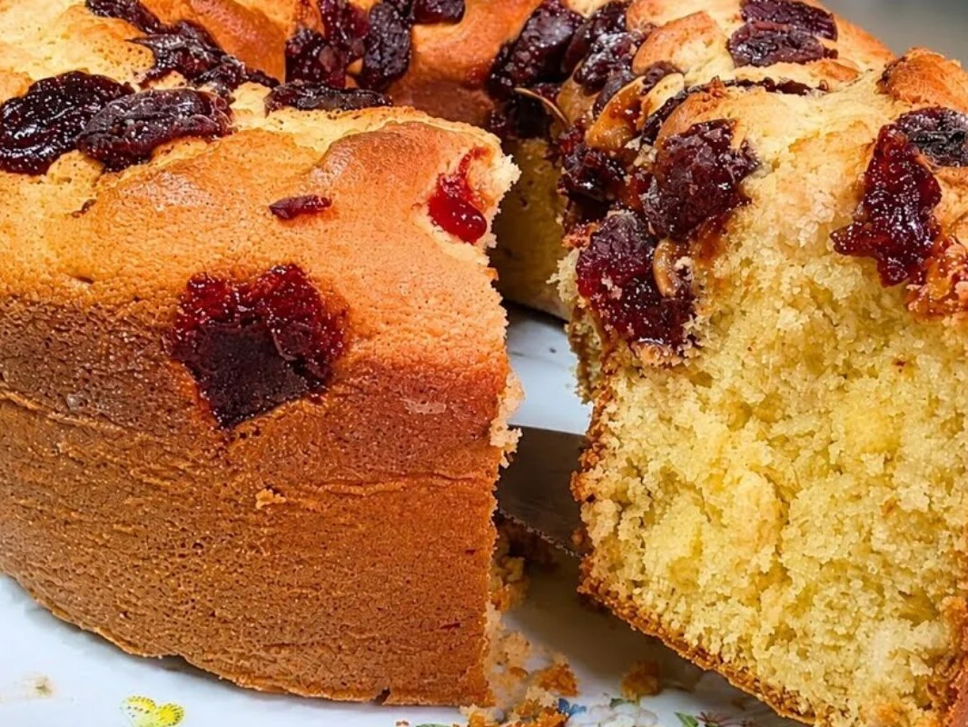 Bolo caseiro de goiabada com massa macia (segredo: iogurte)