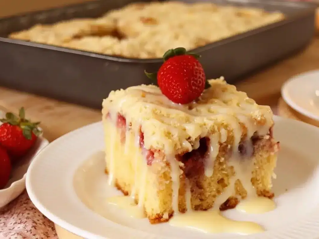 Bolo cuca de morango com farofa crocante