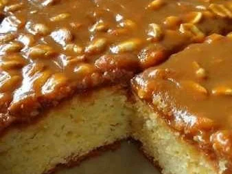 Bolo de Amendoim com Cobertura de Doce de Leite