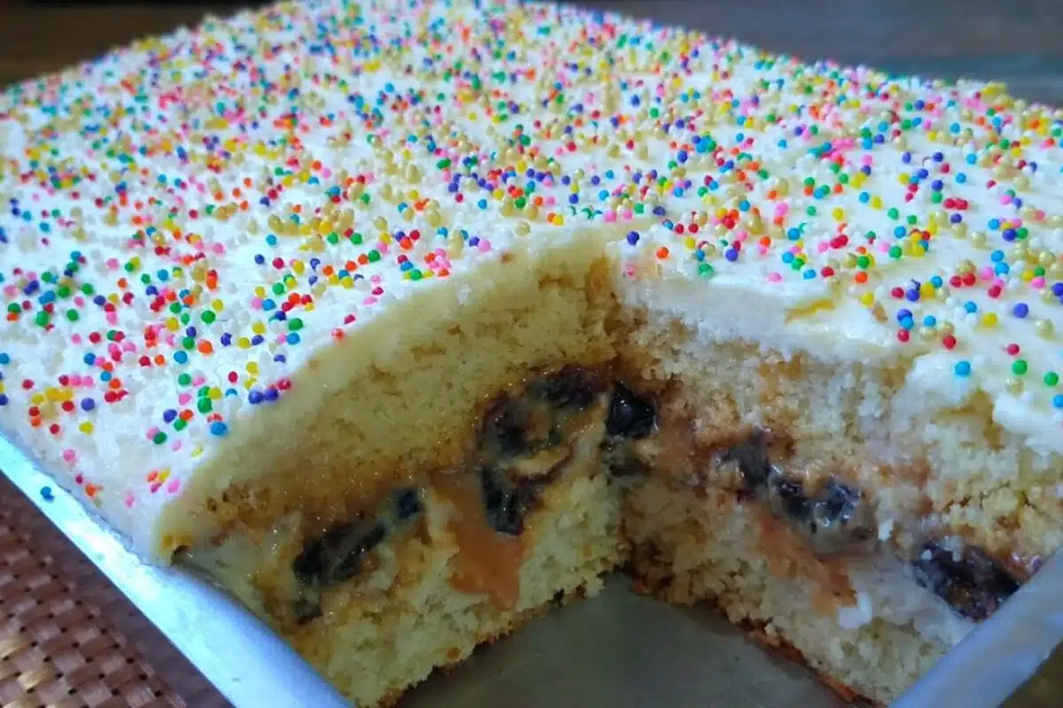 Bolo de aniversário antigo recheado com coco ameixa e doce de leite