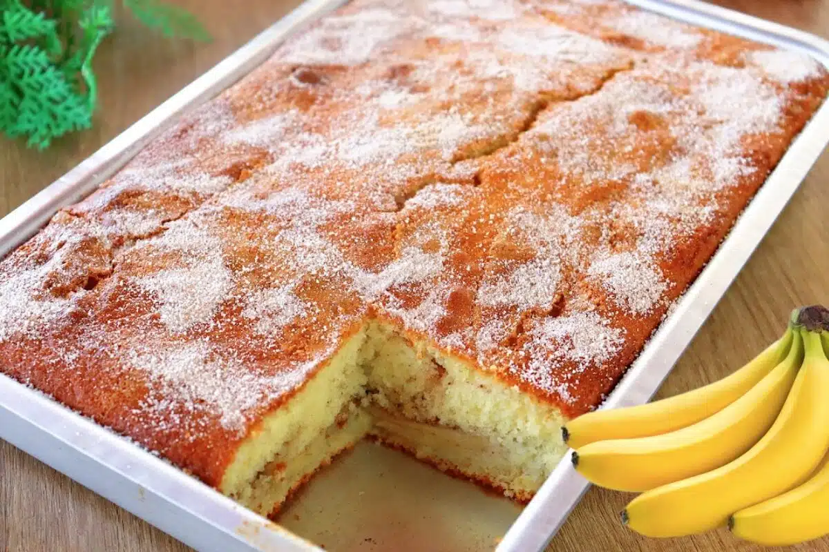Bolo de banana recheado com fatias de banana e canela