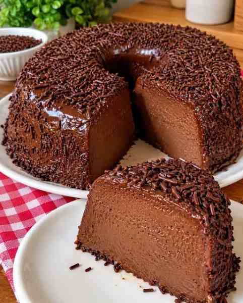 Um bolo de chocolate macio com muito brigadeiro cremoso no recheio e na cobertura