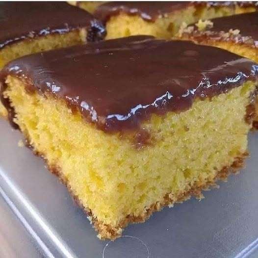 Bolo de Cenoura Fácil e Saboroso pronto para servir