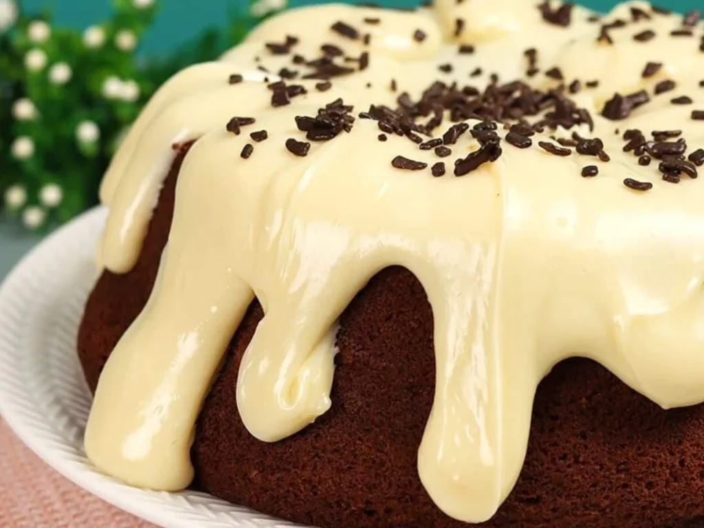 Bolo de Chocolate com Cobertura Cremosa de Leite Ninho