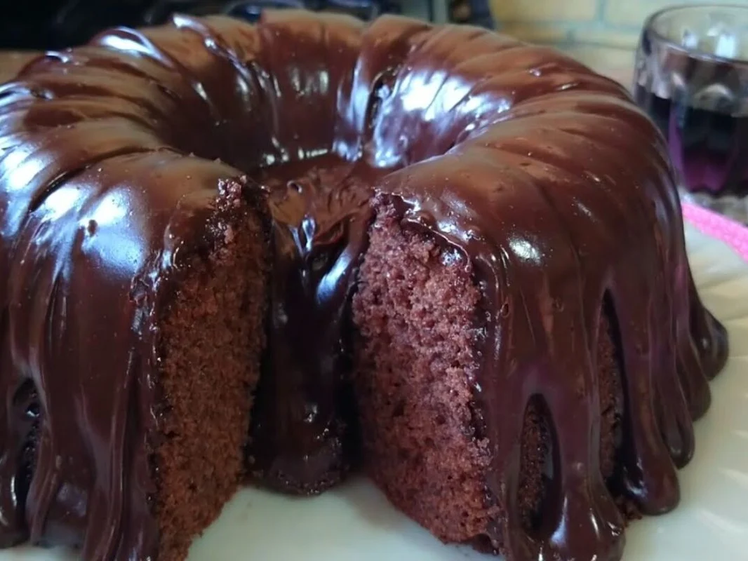 Bolo de chocolate fofinho e molhadinho com cobertura de ganache