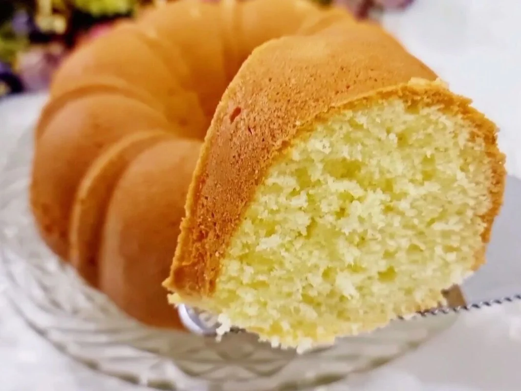 Bolo de coco com limão fofinho e molhadinho