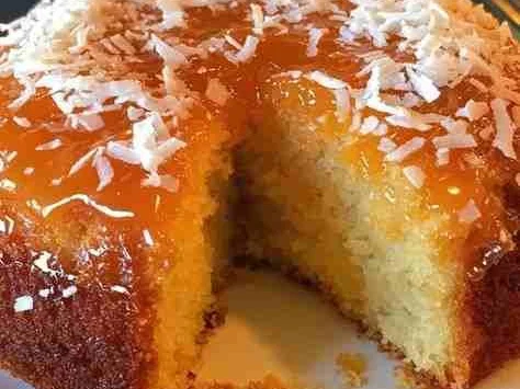 Bolo de Laranja com Cobertura de Geleia e Coco