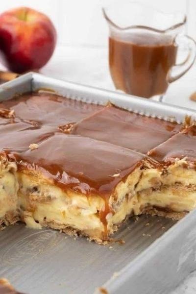 Bolo Éclair de Maçã e Caramelo pronto para servir