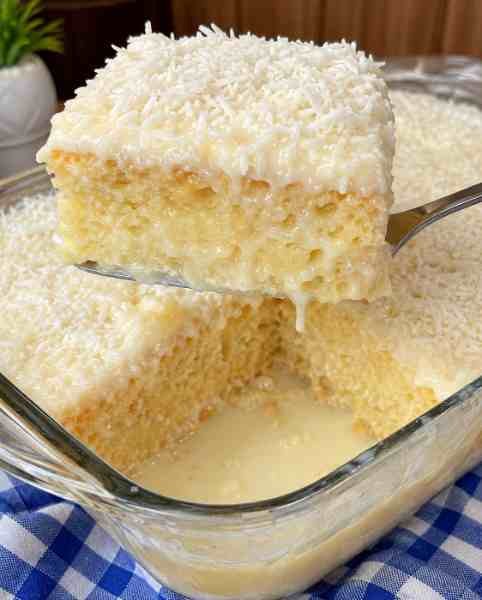 Bolo Gelado de Coco Molhadinho e Cremoso