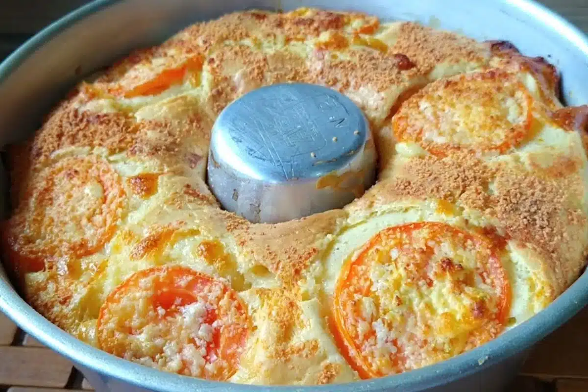 Bolo salgado de liquidificador recheado com queijo calabresa e tomate