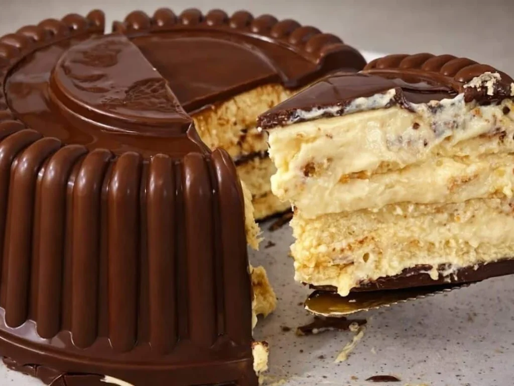 Bombom gigante de maracujá com casca crocante de chocolate e mousse cremoso