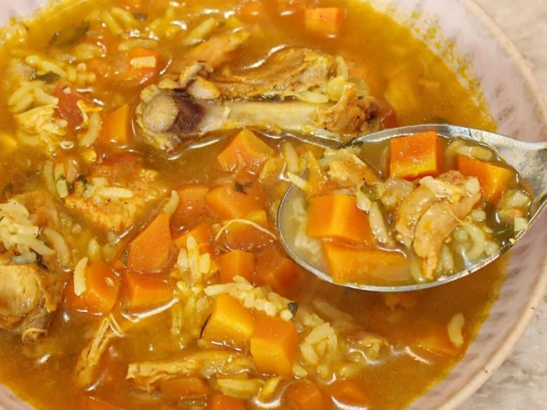 Canja de Galinha Caseira — quentinha e encorpada