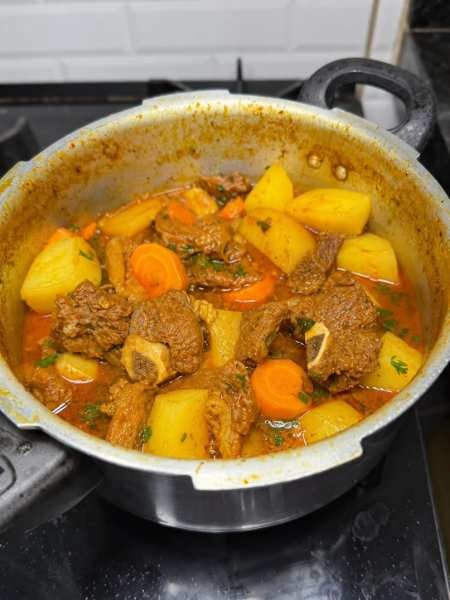 Carne bovina cozida com batata e cenoura pronto para servir
