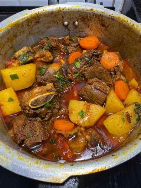 Carne bovina cozida com legumes deliciosa pronto para servir