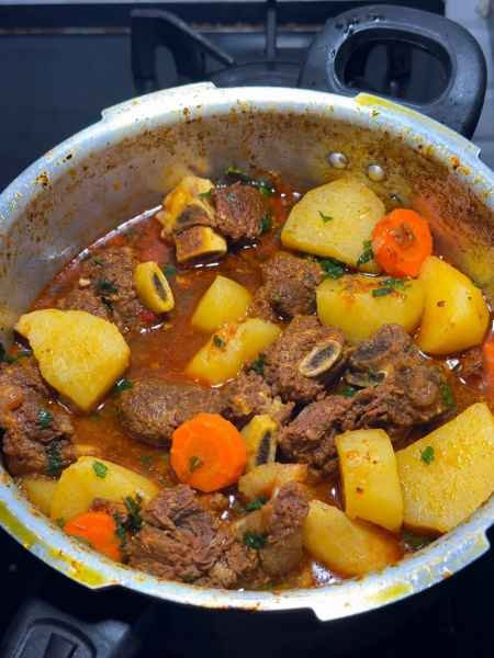 Carne bovina cozida com legumes pronto para servir