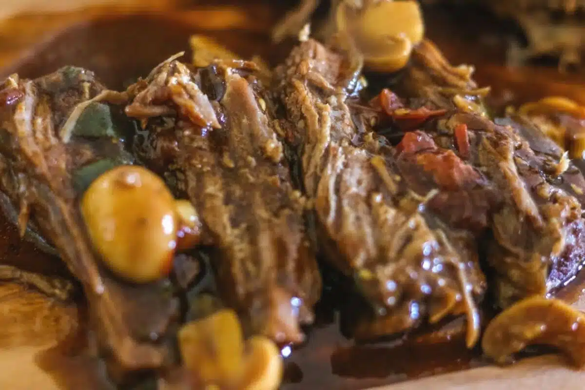 Carne de panela com cerveja preta servida com purê de batatas