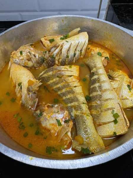 Corvina cozida deliciosa pronto para servir