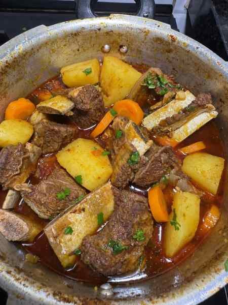 Costela bovina com batata e cenoura pronto para servir