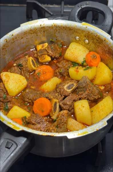 Costela bovina cozida com batata e cenoura pronto para servir