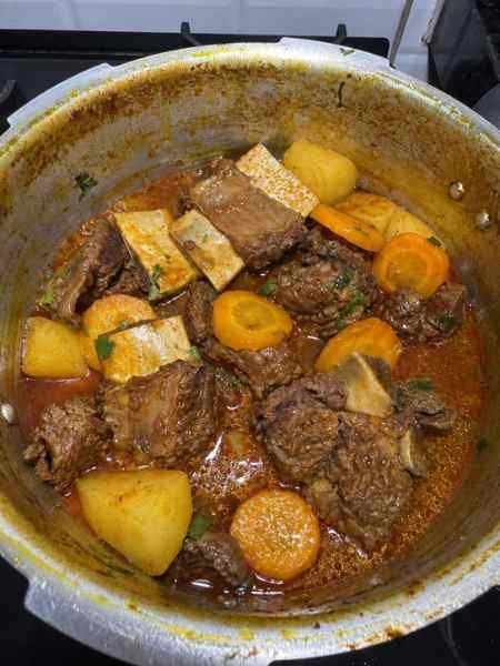 Costelinha bovina cozida com batata e cenoura pronto para servir