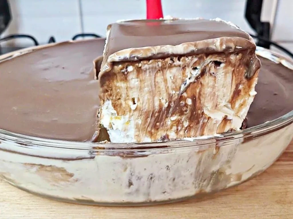 Doce geladinho de creme com calda de maracujá