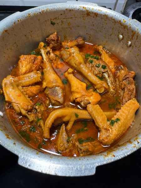 Essa carne de galinha fica perfeita para o almoço pronto para servir