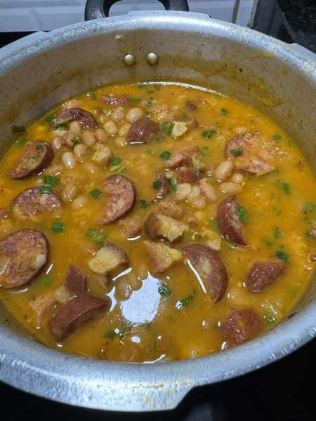 Feijão delicioso com calabresa e bacon pronto para servir
