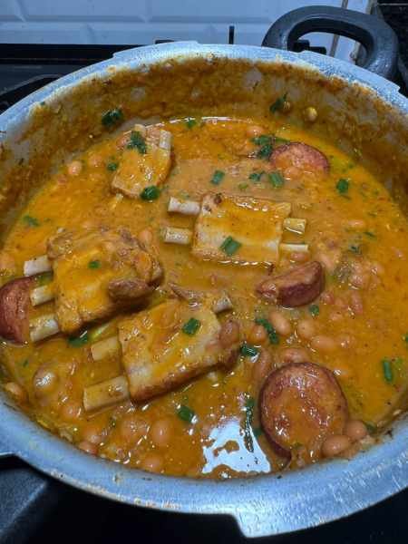 Feijão delicioso com costelinha suína pronto para servir
