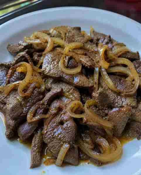 Fígado Acebolado Macio, Bem Temperado e Saboroso pronto para servir