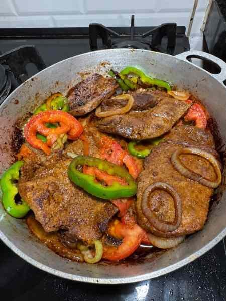 Fígado delicioso pronto para servir