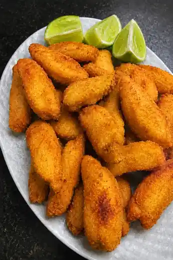 Filé de peixe empanado pronto para servir