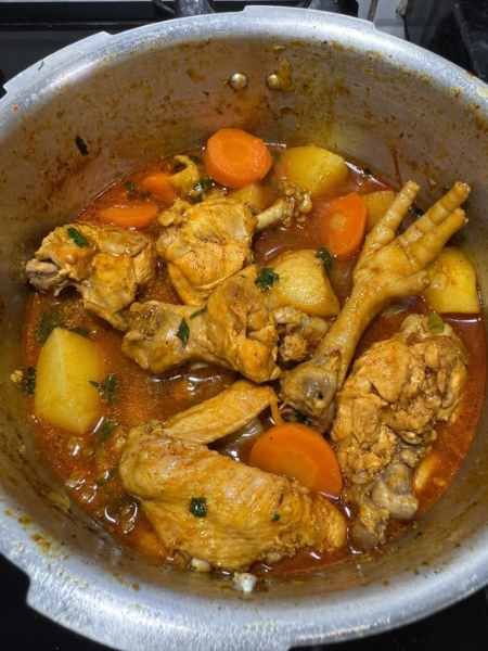 Frango cozido delicioso com batata e cenoura fácil pronto para servir