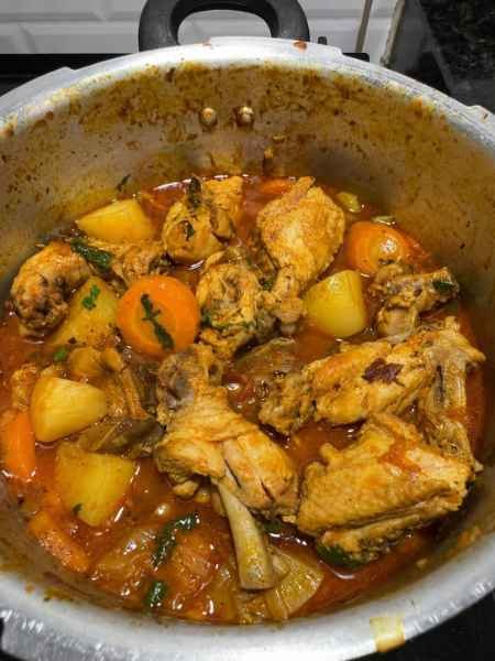 Frango cozido delicioso com batata e cenoura pronto para servir