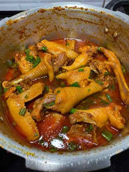 Galinha caipira cozida deliciosa pronto para servir