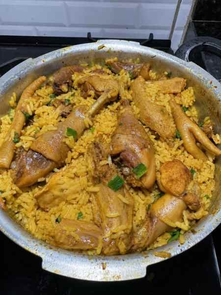 Galinhada caipira deliciosa pronto para servir
