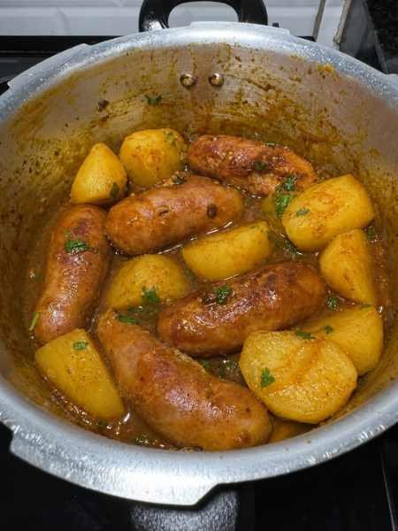 Linguiça toscana ao molho com batatas pronto para servir