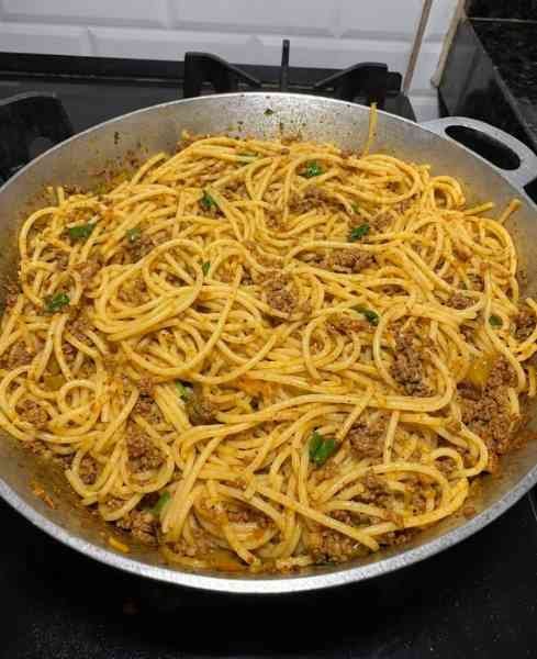 Macarrão com carne moída delicioso pronto para servir