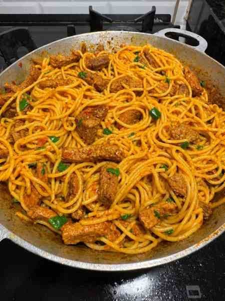 Macarrão com iscas de carne delicioso demais pronto para servir