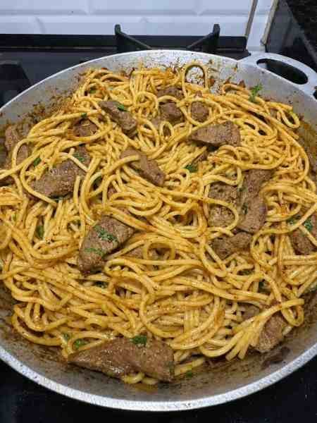 Macarrão com iscas de carne delicioso fácil pronto para servir
